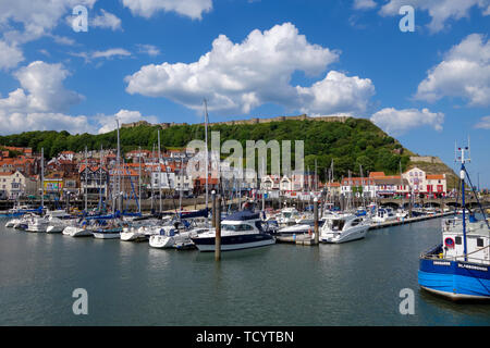 Segelyachten günstig in der South Bay Hafen von Scarborough Yorkshire England Stockfoto