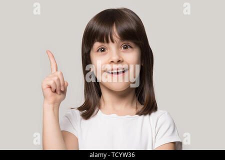Kleines Mädchen hebt den Finger kam mit einer Idee Stockfoto