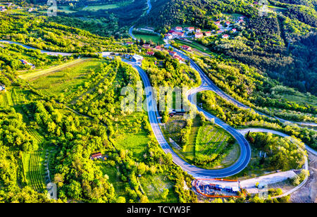 Luftaufnahme von eine kurvenreiche Straße in Slowenien Stockfoto