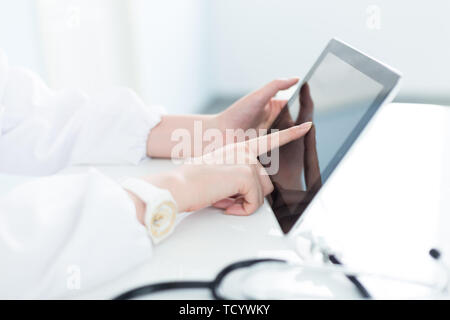 Junge hübsche Frau Arzt in der Klinik Stockfoto
