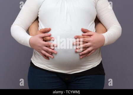 Neue aufgeregt Eltern liebevoll Holding ungeborenes Kind Stockfoto