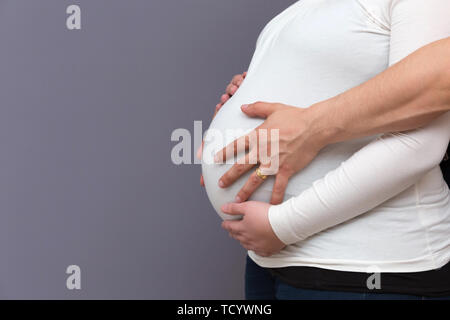 Neue aufgeregt Eltern liebevoll Holding ungeborenes Kind Stockfoto