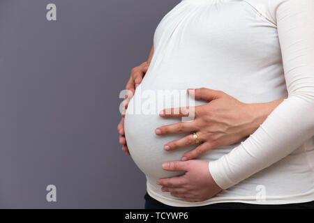 Neue aufgeregt Eltern liebevoll Holding ungeborenes Kind close-up Stockfoto