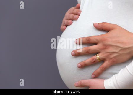 Neue aufgeregt Eltern liebevoll Holding ungeborenes Kind close-up Stockfoto