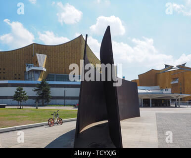 BERLIN, DEUTSCHLAND - ca. Juni 2019: Berliner Philharmonie vom Architekten Hans Scharoun von 1961 Stockfoto