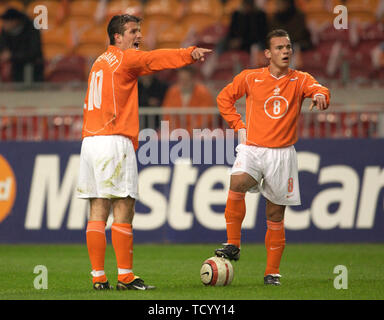 Amsterdam ArenA, Amsterdam, Niederlande, 18.2.2004 Fußball: Internationale freundlich, Niederlande (orange) vs USA (weiss) 1:0 -- Rafael Van der Vart (NED, links), Wesley Sneijder (NED) Stockfoto