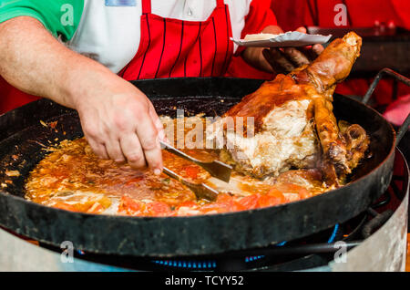 Küchenchefs an einem Street Food Markt kochen Italienisch gezogene Schweinefleischsandwiche Stockfoto