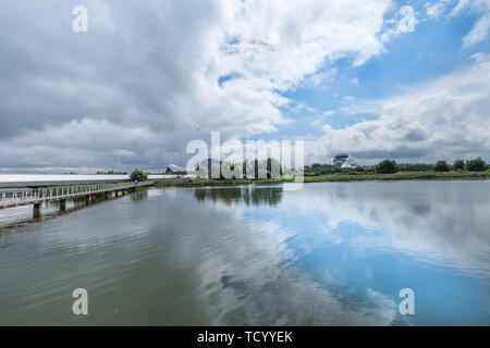 Lakeside Bau grüner Raum doubles bei bewölktem Wetter Stockfoto