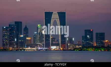 Nachtansicht der Orientalischen Tor von Suzhou Stockfoto
