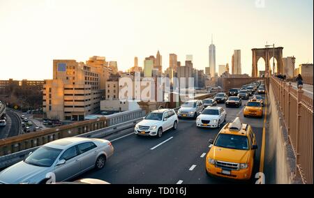 Berufsverkehr in der Innenstadt von Manhattan bei Sonnenuntergang mit Brooklyn Bridge in New York City Stockfoto