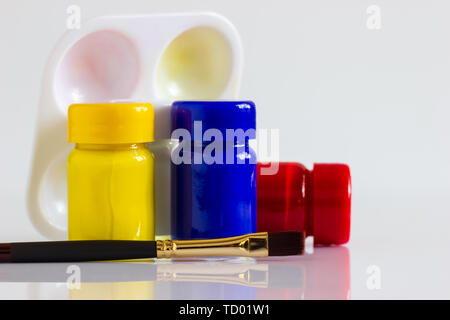 Poster Farbe Flasche, Pinsel und Palette auf weißem Hintergrund. Konzept der Kunst lernen oder Bildung. Stockfoto