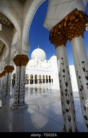 Der Innenhof an der schönen Sheikh Zayed Moschee in Abu Dhabi. Stockfoto