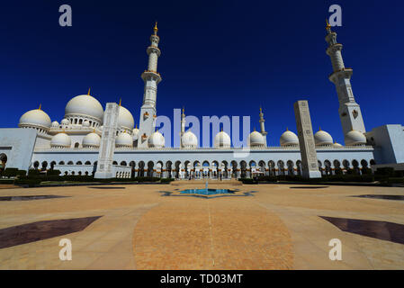 Die schöne Sheikh Zayed Moschee in Abu Dhabi. Stockfoto