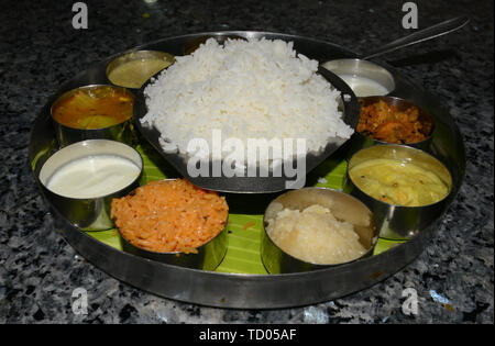 Ein traditionelles South Indian Thali Gericht serviert in einem Restaurant in Tamil Nadu, Indien. Stockfoto