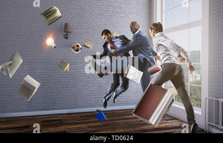 Schwarzer Geschäftsmann im Anzug spielen footbal Stockfoto