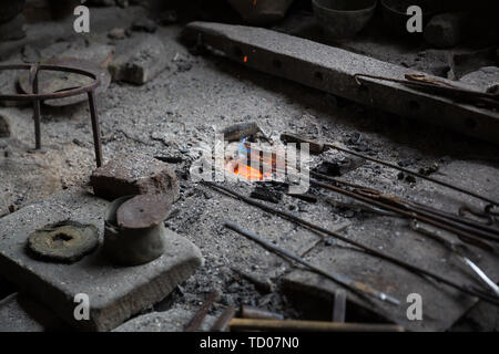 Schmied, Werkstatt und Hand aus Kupfer, Lahich, Aserbaidschan. Innenraum der Schmied Workshop im Dorf. Stockfoto