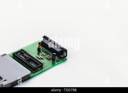 Elektronische Leiterplatte mit Chips und andere Komponenten, Vorderseite, gewinkelt, isoliert auf weißem Stockfoto