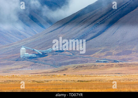 Im adventdalen fjord-verlassenen Mine Nummer 6 in der Ferne - Wolken um die Berge fließen - die nördlichste Siedlung der Welt. Stockfoto