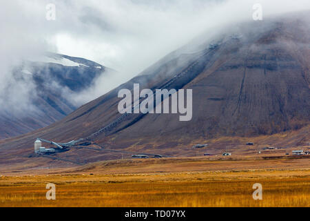 Im adventdalen fjord-verlassenen Mine Nummer 6 in der Ferne - Wolken um die Berge fließen - die nördlichste Siedlung der Welt. Stockfoto