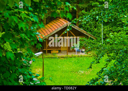 Idyllische kleine Holzhütte in den Wäldern von Bayern, Deutschland Stockfoto