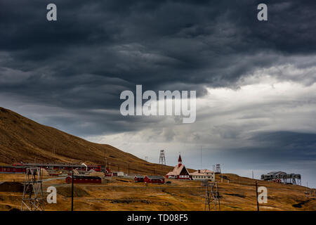 Svalbard Landschaft Natur der Berge von Spitzbergen Longyearbyen Svalbard Gebäude Stadt mit Kirche auf einer polaren Tag mit arktischen Herbst und thunde Stockfoto