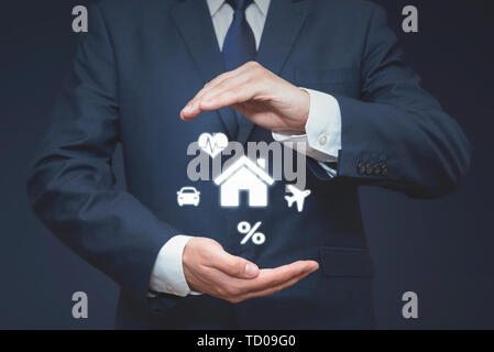Agent im Anzug auf der Versicherung Konzept. Haus, Gesundheit, Auto, Reisen, Finanzen Sicherheit Stockfoto