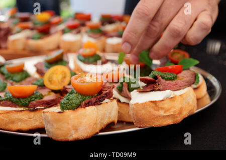 Koch ist, Bruschetta mit Beefsteak und Pesto Stockfoto