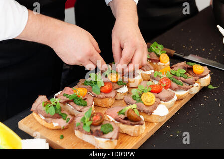 Koch ist, Bruschetta mit Beefsteak und Pesto Stockfoto