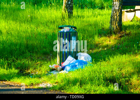 Abgesetzte Müll auf einem Rastplatz in Hessen, Deutschland Stockfoto