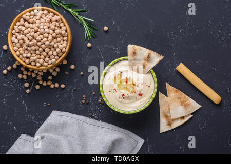 Hausgemachte Hummus mit Pita und Grissini Brot klebt. Im Nahen und Mittleren Osten traditionelle und authentische arabische Küche. Ansicht von oben, kopieren. Stockfoto