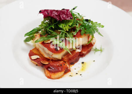 Fisch und Kartoffeln gebraten mit romesco Sauce, close-up Stockfoto