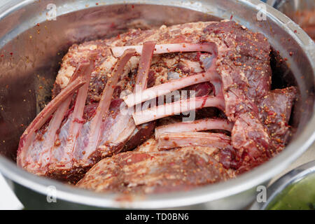 Raw wild Fleisch mariniert in Gewürzen bereit zum Kochen Stockfoto