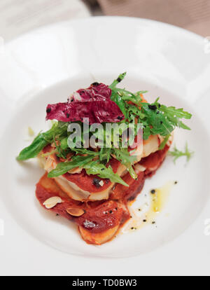 Fisch und Kartoffeln gebraten mit romesco Sauce in der Platte Stockfoto