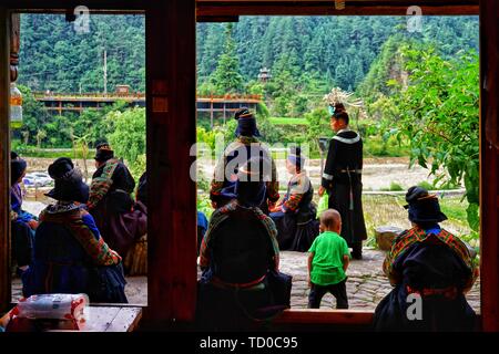 Alter Mann in Miaozhai im Dragon Boat Festival gekleidet Stockfoto