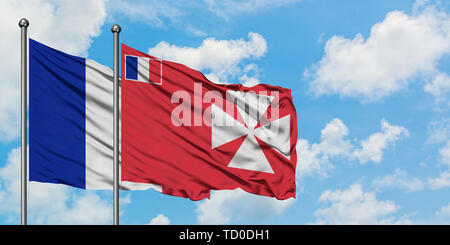 Frankreich und Vereinigtes Königreich Vietnam Wallis und Futuna Flagge im Wind gegen Weiße bewölkt blauer Himmel zusammen. Diplomatie Konzept, internationale Beziehungen. Stockfoto