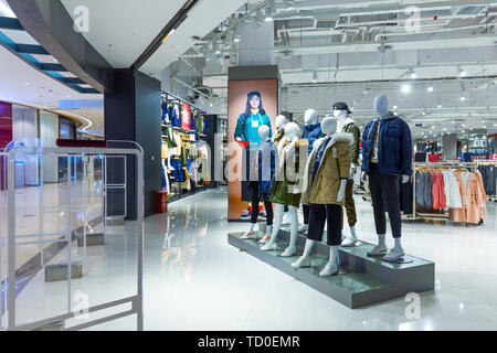 Modefotografie in Shopping Mall Stockfoto