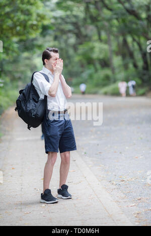 Man niesen Wegen Pollenallergie Stockfoto