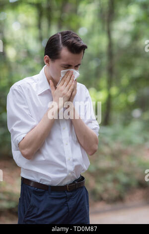 Man verwendet die Seidenpapier niesen Wegen Pollenallergie Stockfoto