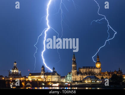 Dresden, Deutschland. 10 Juni, 2019. Blitzschläge bei Gewitter am Abend in der historischen Altstadt mit der Frauenkirche (L-R), das Ständehaus, die Hofkirche und der hausmannsturm. Credit: Robert Michael/dpa-Zentralbild/dpa/Alamy leben Nachrichten Stockfoto