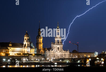 Dresden, Deutschland. 10 Juni, 2019. Blitzschläge bei Gewitter am Abend in der historischen Altstadt Landschaft mit Ständehaus (L-R), der hausmannsturm und die Hofkirche. Credit: Robert Michael/dpa-Zentralbild/dpa/Alamy leben Nachrichten Stockfoto