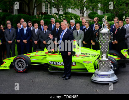 Präsidenten der Vereinigten Staaten Donald J. Trumpf macht die Erläuterungen sind wie er grüßt der 103 Indianapolis 500 Champions: Team Penske, im Süden Rasen des Weißen Hauses in Washington, DC am Montag, 10. Juni 2019. Der Präsident nahm einige Fragen über den Handel, Mexiko, und Tarife gegen China. Credit: Ron Sachs/CNP | Verwendung weltweit Stockfoto