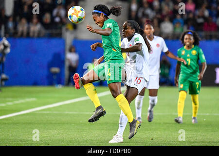 Montpellier. 10 Juni, 2019. Yvonne Leuko (L) von Kamerun Mias mit Nichelle Prinz von Kanada in der Gruppe E Übereinstimmung zwischen Kanada und Kamerun an der 2019 FIFA Frauenfussball Weltmeisterschaft in Montpellier, Frankreich Am 10. Juni 2019. Kanada gewann 1:0. Credit: Chen Yichen/Xinhua/Alamy leben Nachrichten Stockfoto