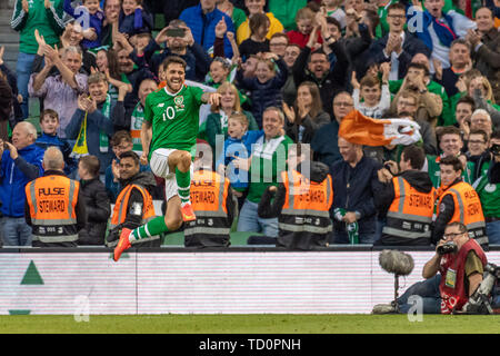 Dublin, Irland. 10 Juni, 2019. Robbie Brady feiert sein Ziel während der Europameisterschaft 2020 Qualifizieren von Gibraltar vs Irland im Aviva Stadium, Dublin. Irland 2-0 Gibraltar Credit: SOPA Images Limited/Alamy leben Nachrichten Stockfoto