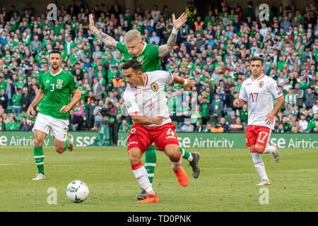 Dublin, Irland. 10 Juni, 2019. James Mcclean und John Sergeant in Aktion während der Europameisterschaft 2020 Qualifizieren von Gibraltar vs Irland im Aviva Stadium, Dublin. Irland 2-0 Gibraltar Credit: SOPA Images Limited/Alamy leben Nachrichten Stockfoto