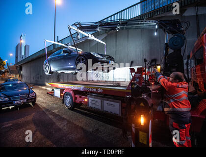 07. Juni 2019, Hessen, Frankfurt/Main: Im letzten Licht des Tages, ein Mercedes CLS 550 zuvor beschlagnahmt, die von der Polizei "Autoposer Raser Tuner-Unit' (KART) hängt am Haken eines Abschleppwagen. (Zu dpa' Steuereinheit KART auf Tour - teure Abend für Poser" vom 11.06.2019) Foto: Boris Roessler/dpa Stockfoto