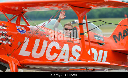 Smyrna, TN, USA. 08 Juni, 2019. Mike Wiskus Wellen an, zu den Volksmengen, nachdem sie an die Große Tennessee Air Show, in Smyrna, TN. Obligatorische Credit: Kevin Langley/Sport Süd Media/CSM/Alamy leben Nachrichten Stockfoto