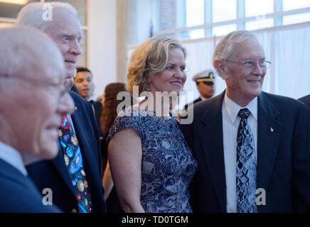 Garden City, New York, USA. 6. Juni, 2019. L-R, GERRY GRIFFIN, Apollo Flight Director; Apollo 9 astronaut Rusty Schweickart, Nassau County Executive LAURA CURRAN; und Apollo 16 Astronaut Charlie Duke posieren für Fotos an der Wiege der Luftfahrt Museum während Apollo am 50. Jahrestag Abendessen, eine Apollo astronaut Tribut feiert die Apollo 11 Mission Mondlandungen. Quelle: Ann Parry/ZUMA Draht/Alamy leben Nachrichten Stockfoto