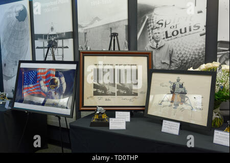 Garden City, New York, USA. 6. Juni, 2019. Drei Apollo Erinnerungsstücke, L-R, signierten Druck die Astronaut Künstler Alan Bean, eine Vintage Getriebe drucken und ein Vintage Lithographie von Lunar Module, sind im stillen Auktion fundraiser Bereich an der Wiege der Luftfahrt Museum, während Apollo am 50. Jahrestag Abendessen, eine Apollo astronaut Tribut feiert die Apollo 11 Mission Mondlandungen. Quelle: Ann Parry/ZUMA Draht/Alamy leben Nachrichten Stockfoto