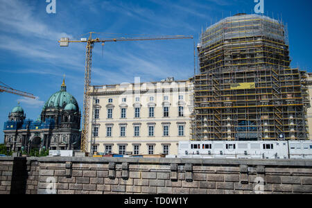 Berlin, Deutschland. 07 Juni, 2019. Der Berliner Dom (l) neben der Baustelle des Berliner Schlosses. Credit: Lisa Ducret/dpa/ZB/dpa/Alamy leben Nachrichten Stockfoto