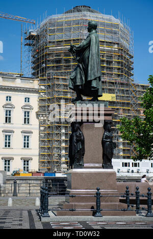 Berlin, Deutschland. 07 Juni, 2019. Die Statue von Carl Friedrich Schinkel steht in der Nähe des Berliner Schlosses, die teilweise ist eingerüstet. Credit: Lisa Ducret/dpa/Alamy leben Nachrichten Stockfoto